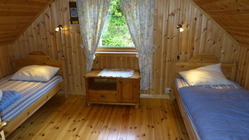 Ein Schlafzimmer im Obergeschoss mit zwei Einzelbetten.