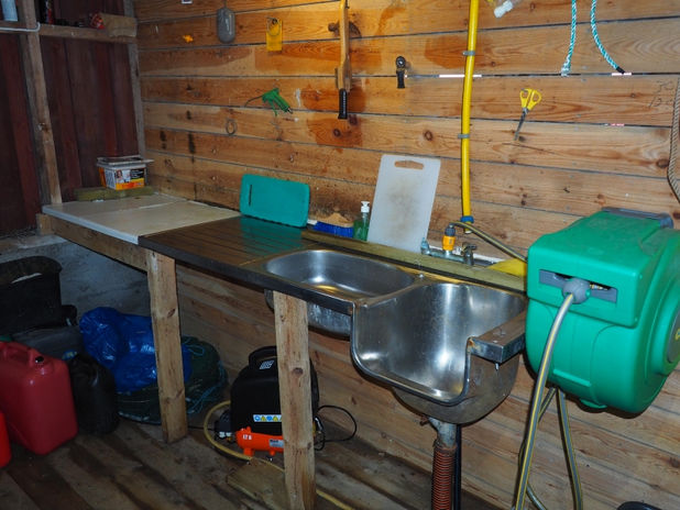 Ein Bootshaus mit Waschbecken und weiterer Filetiermöglichkeit.
