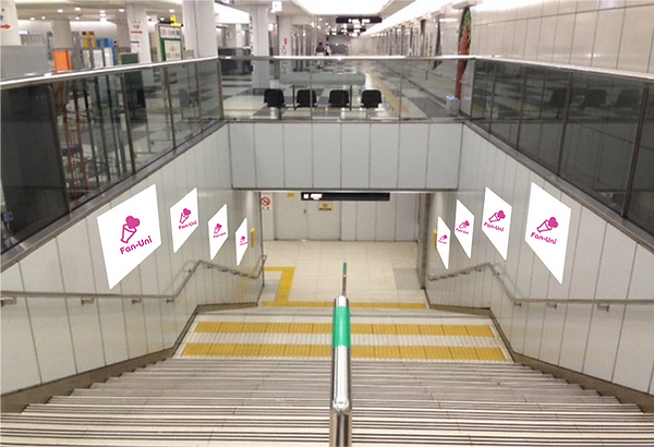 駅構内のポスター広告の画像