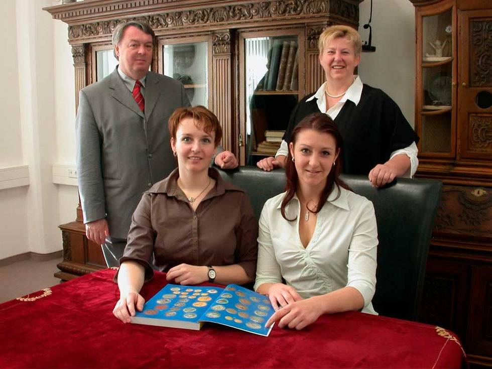 Familie Höhn in den Geschäftsräumen der Auktion in Leipzig.