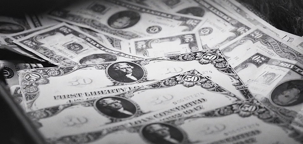 Abb. 17: Filmszene aus „Public Enemies“; zu sehen ist sog. Filmgeld – 20- und 50-Dollars-Banknoten mit dem Bildnis von Präsident Thomas Jefferson, den man nur von 2-Dollars-Noten kennt (auf den kleinformatigen 50-Dollars-Scheinen ist jedoch Präsident Ulysses S. Grant abgebildet.