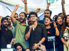 শিক্ষামন্ত্রীর পদত্যাগের পাশাপাশি ছাত্রদের সব দাবিই মেনে নিল কেন্দ্র। আন্দোলন প্রত্যাহার