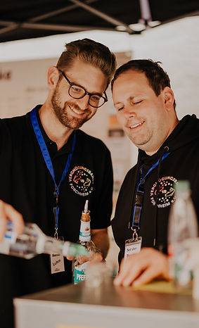 Mitglieder der Vergnügungsbande Forchheim schenken Getränke ein