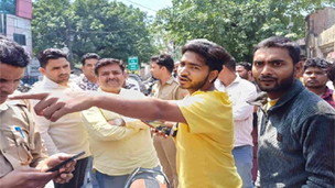 рдореЗрд░рда рдореЗрдВ рдмреАрдЪ рд╕рдбрд╝рдХ рдкрд░ рджреЗ рджрдирд╛рджрди