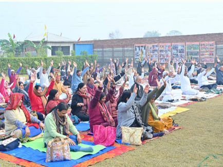 गाजियाबाद के मुरादनगर में शीत योग शिविर लगा 