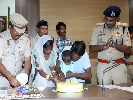 दिल्ली पुलिस ने बच्चे की तस्करी के आरोप में आंगनवाड़ी हेल्पर समेत 5 लोगों को गिरफ्तार किया 