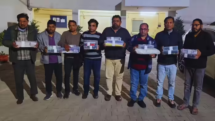 नोएडा एसटीएफ ने करोड़ों की बैंक ठगी में 8 शातिरों को दबोचा