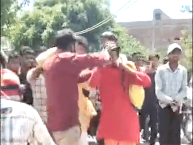 बदायूं में साधु के भेष में ठग बोले-गहने दो कष्ट मिटेंगे, हो गई धुनाई