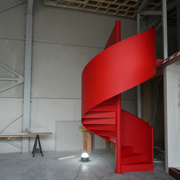 Spiltrap met bordes in een mooi fel rood kleurtje