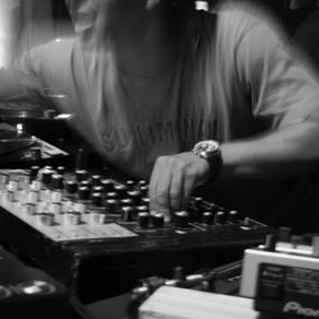 Adivina quién será el DJ de nuestro próximo evento