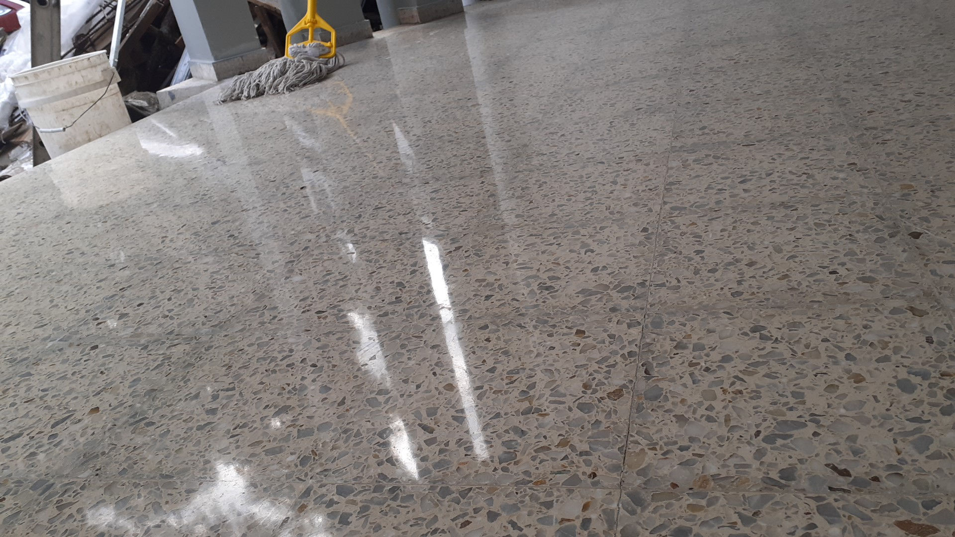 Esmerilado y cristalizado de terrazo