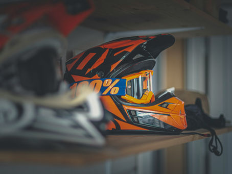 Des casques de moto cross
