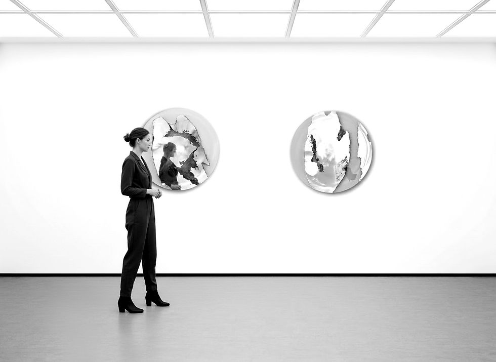 Firefly_agrega una modelo del aldo derecho que observa las peizas de arte 466526_edited_ed