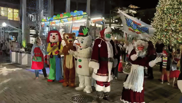 MiamiKidsMagazineShopsatMerrickParkHolidayToyDriveDrive-ThruCelebration2020-ezgif.com-vide
