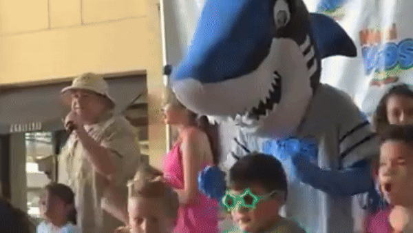 MiamiKidsMagazineBacktoSchoolevent2022-ezgif.com-video-to-gif-converter.gif