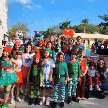 MiamiKidsMagazineSantasworkshopfollowedbytheParadeoftheElves-ezgif.com-video-to-gif-conver