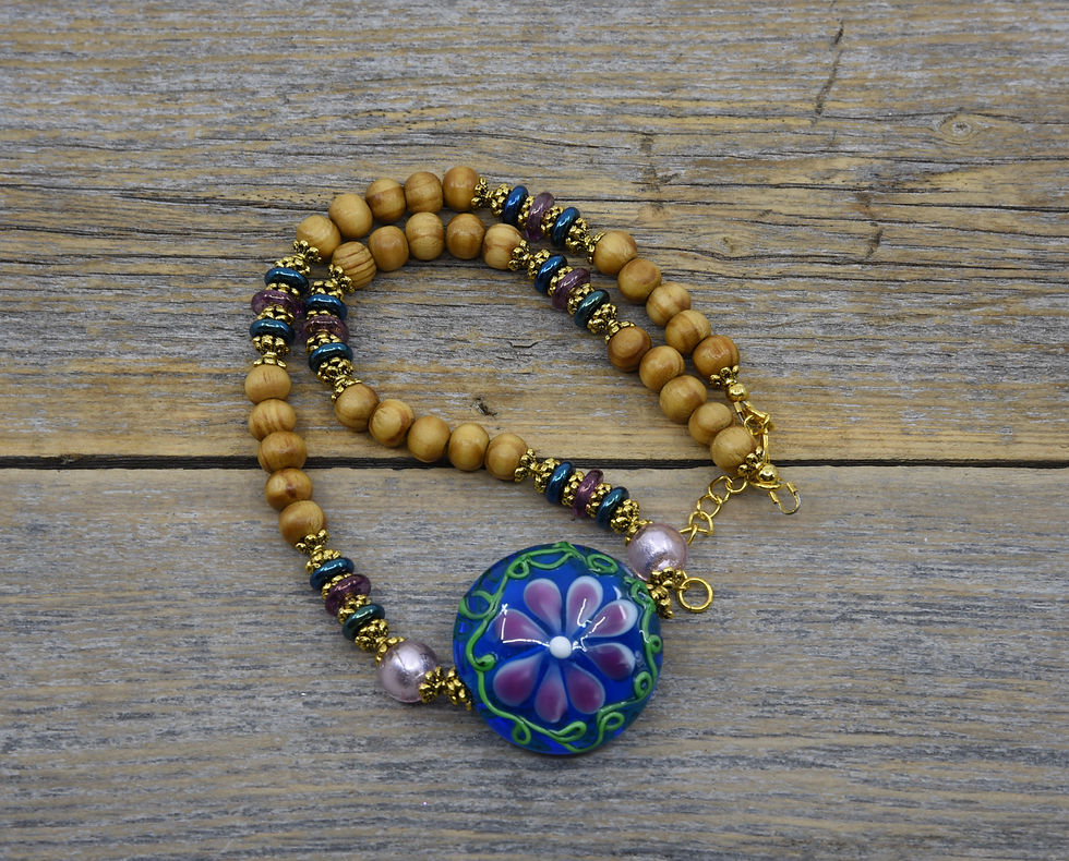 Flower Necklace With Wood Beads.