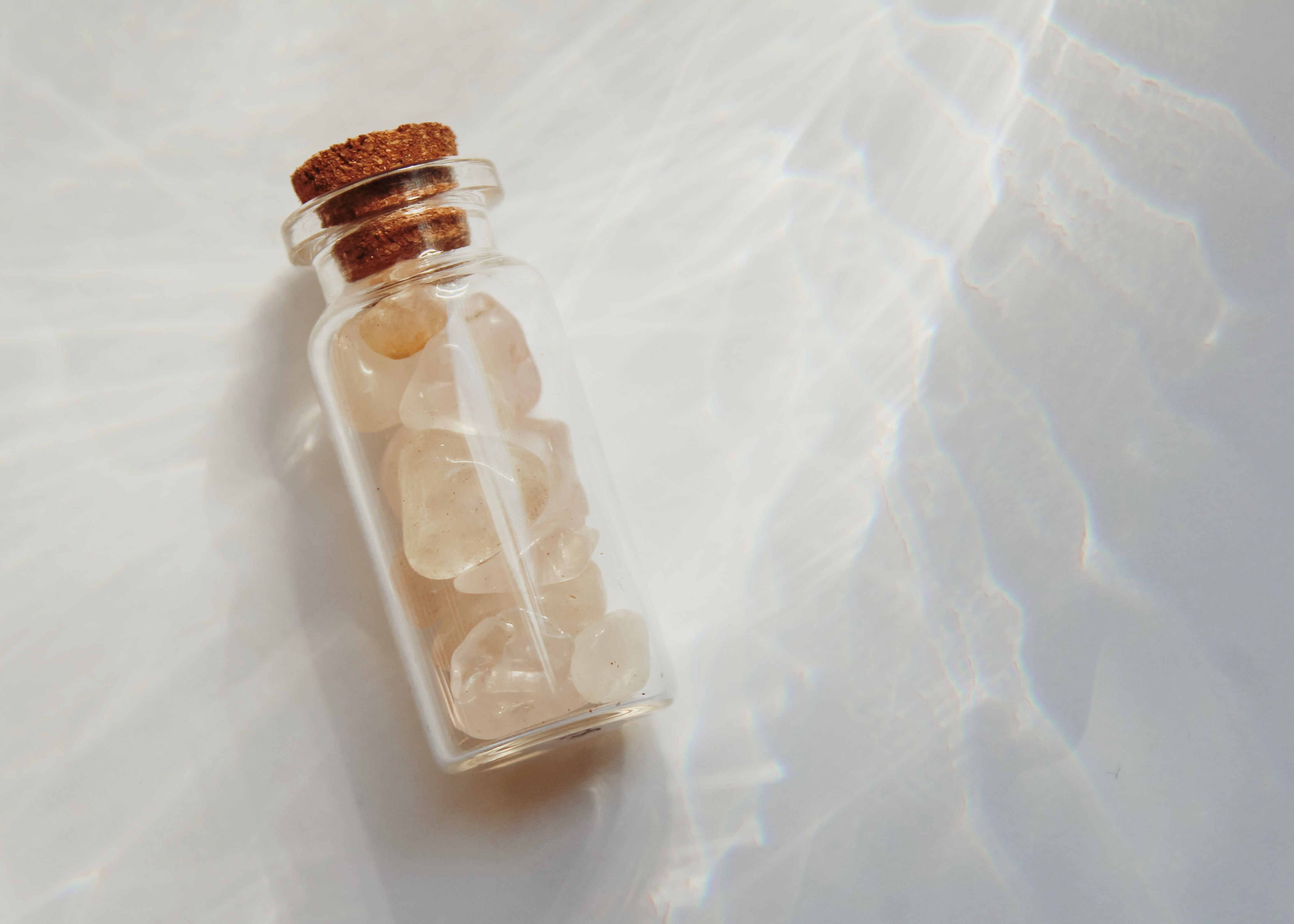 Botella mini con cuarzos.