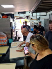 סיור טעימות בעכו - הכנת כנאפה בשוק ממתקי קשאש