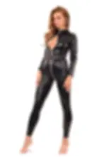 Woman in black leather jumpsuit, Kurzer Rock aus Lammnappa-Leder - Schwarz. Fashionable outfit.