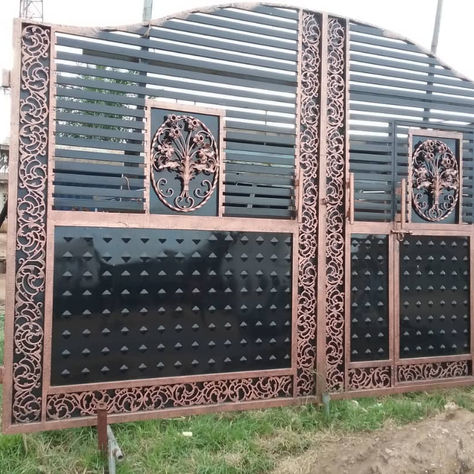 Portes métalliques disponibles sur commande.