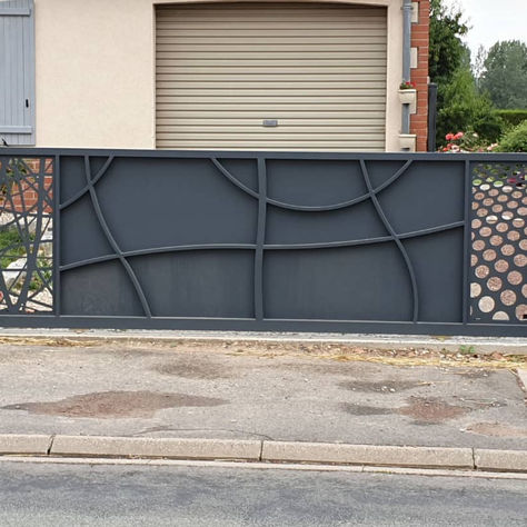 Portes métalliques disponibles sur commande.