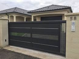 Portes métalliques disponibles sur commande.