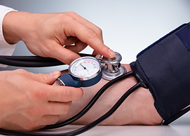 Nahaufnahme einer Blutdruckmessung am Arm mit Manschette, Manometer und Stethoskop – steht für Blutdruckkontrolle bzw. 24-h-Blutdruckmessung in meiner internistischen Ordination.