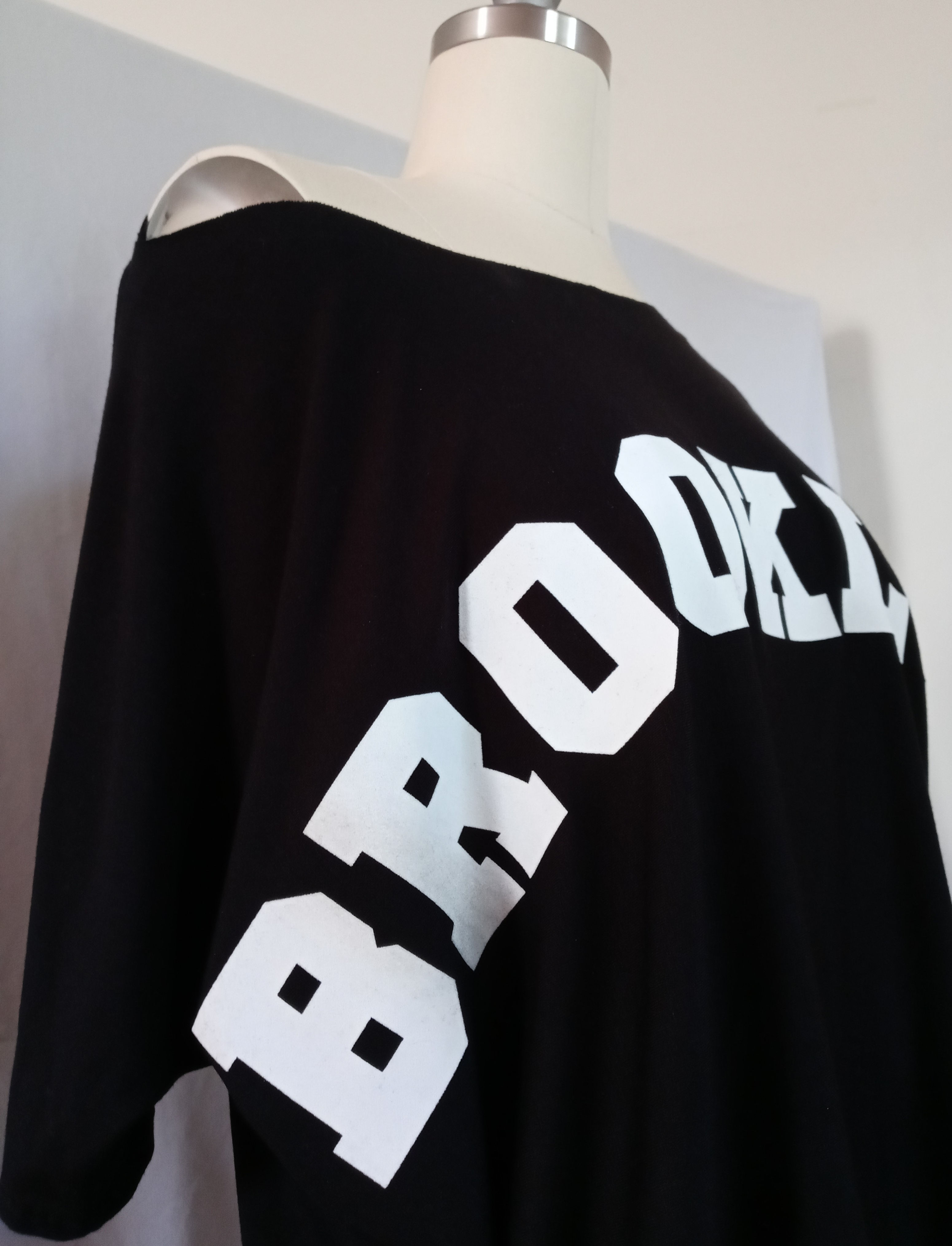 WOMEN'S OFF SHOULDER-SHORT SLEEVE TOP-WHITE LETTERS