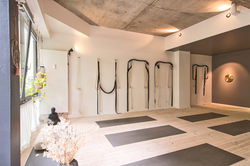 Yoga Spot Hamburg - Wand mit Seilen und Yogamatten