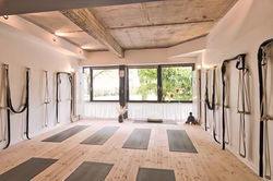 Yoga Spot Hamburg - Yogamatten und Fenster