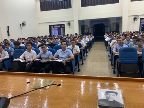 Les séminaristes de Saigon écoutant une conférence sur Marcel Van en 2023