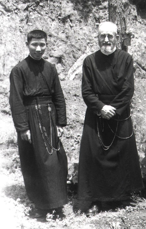 Van (Frère Marcel) et le père Boucher, lors de sa première profession de voeux temporaires, Hanoi le 8 septembre 1946