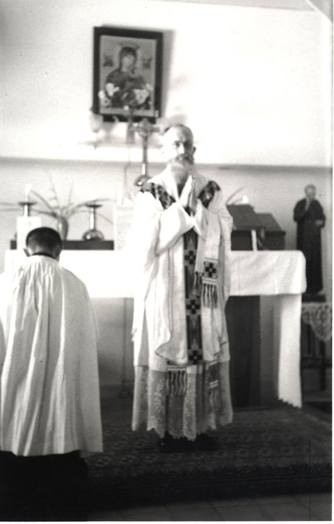 Van (de dos) sert la messe célébrée par le père Antonio Boucher, dans la chapelle du Noviciat de Dalat en 1952.