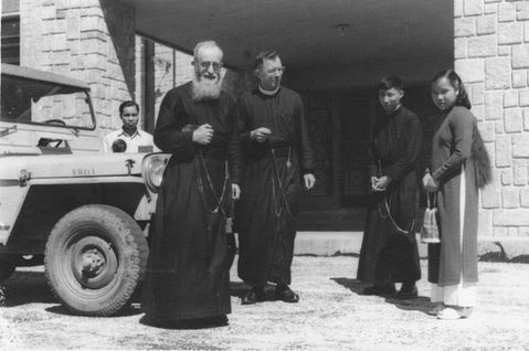 Dalat, le 16 juillet 1954. De g. à dr. : Le père Boucher, le père Dubé, Van et Tê.