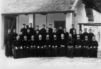 Communauté rédemptoriste à Saigon, 1951. Van au 2ème rang, 3ème à partir de la gauche.