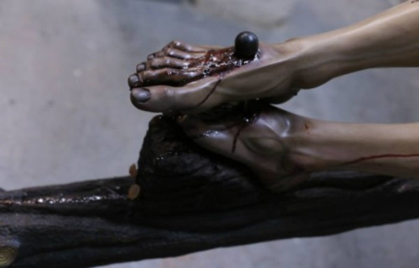 Gros plan sur les pieds cloués de Jésus sur la croix