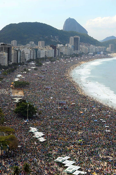 L'immense foule aux JMJ de Rio sur la plage de Copacabana