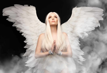 ange femme cheveux blonds priant Dieu