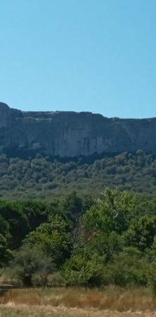 magnifique vue sur falaise avec grotte sainte baume