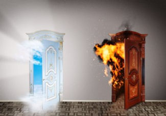 Choisir entre la bonne porte qui mène au ciel bleu de Jésus ou bien la mauvaise qui ouvre sur l'enfer