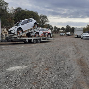 Les voitures arrivent par remorque porte-voiture