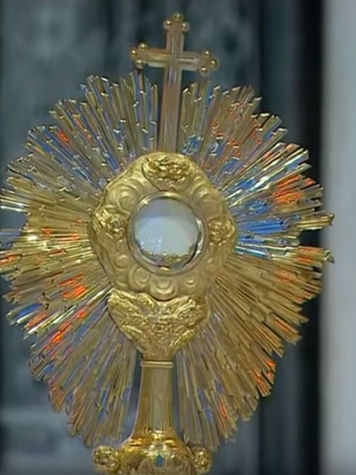 Ostensoir doré du Vatican, avec croix et reflets bleus et rouges