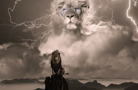 Lion dans le ciel, éclairs, lion sur un rocher