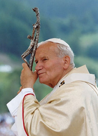 Pape Jean-Paul II portant une crosse en forme de croix