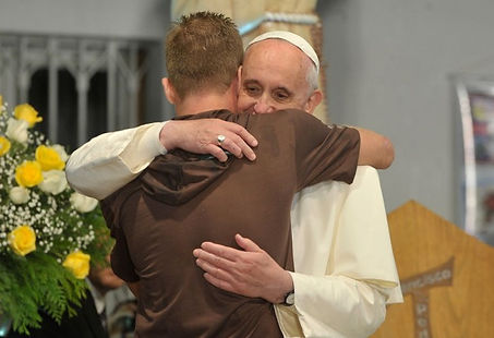 Le pape François avec un jeune dans les bras