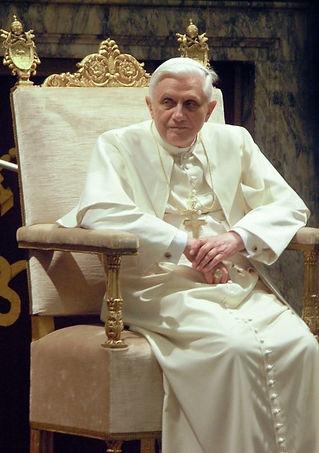 Pape Benoît XVI assis