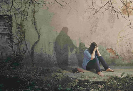 Jésus réconfortant une jeune femme désespérée les mains dans la tête