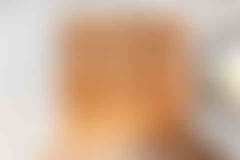 Estante em madeira à medida no escritório, com módulos abertos e portas inferiores. Execução da Bustorff Workshop.