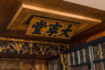 Letreiro original de farmácia histórica restaurado com douramento tradicional.